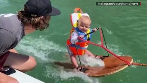Video viral de bebé practicando esquí desata controversia