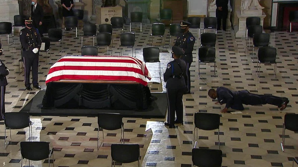 Coach pays tribute to Ginsburg with push-ups