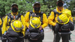 Bomberos mexicanos ayudan a luchar contra incendios en California