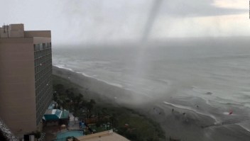 Bañistas tienen aterrador encuentro con un tornado