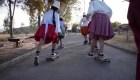 Mujeres mezclan cultura "cholita" y patinaje en Bolivia