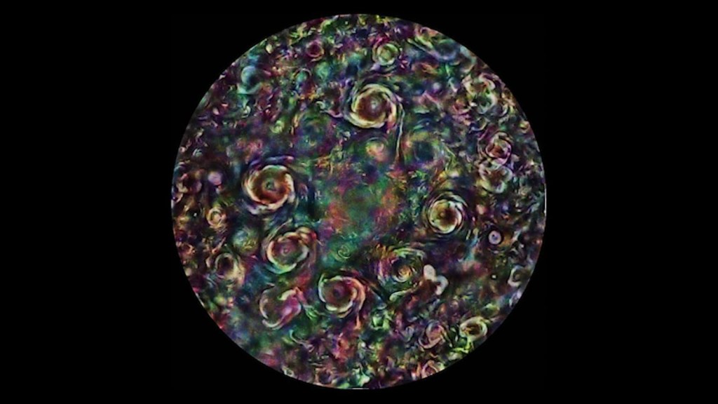 Fascinantes imágenes de "ciclones de color" en Júpiter