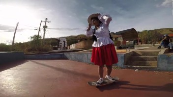 Las nuevas cholitas de Bolivia andan sobre ruedas