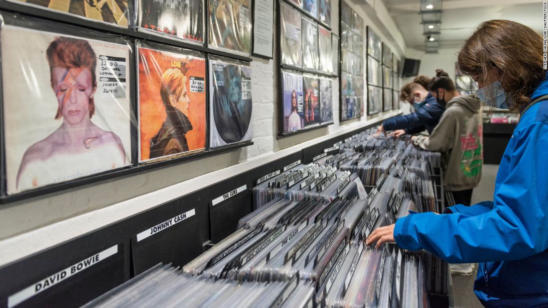 Refinería cerca Oír de Ventas de discos de vinilo superan a los CD por primera vez desde 1980