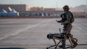 Los perros robot se unen al ejercicio de la Fuerza Aérea de los EE. UU., Lo que permite vislumbrar el campo de batalla potencial del futuro