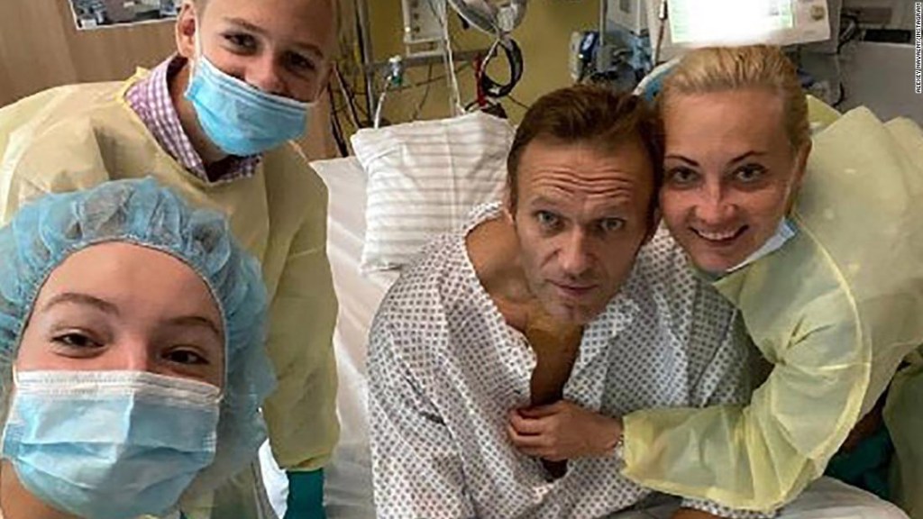 Alexey Navalny sentado en su cama de hospital a principios de este mes.