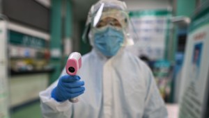 pandemia coronavirus termometro doctor