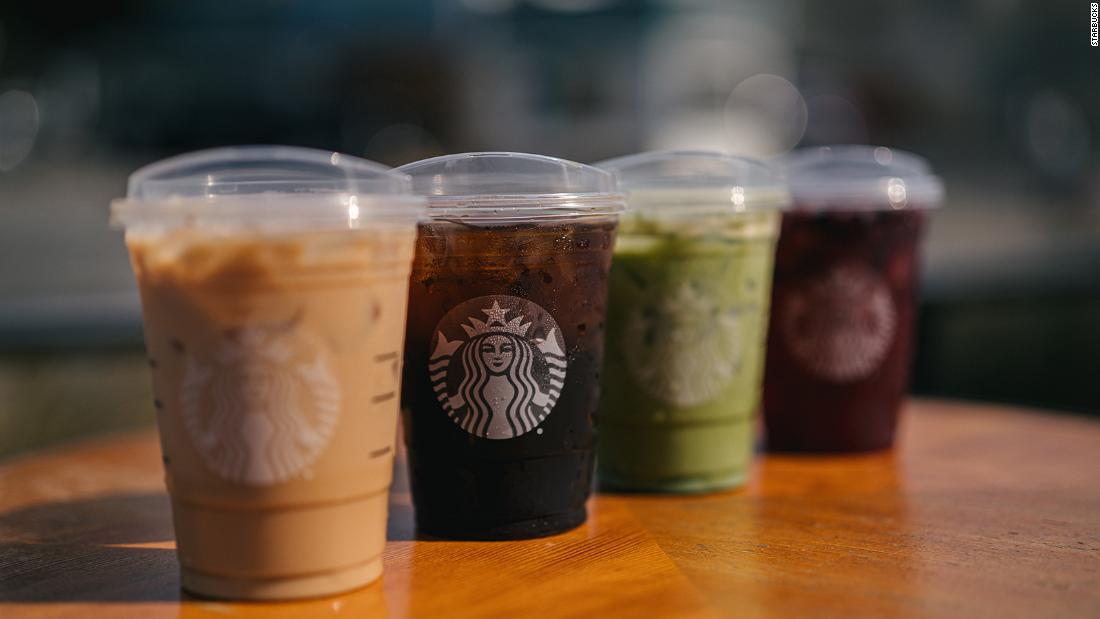 Starbucks detiene el uso de tazas personales en sus tiendas por coronavirus  - CNN Video