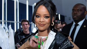 Rihanna se disculpa por ofensa durante su desfile
