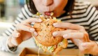 Comer por estrés: ¿Por qué buscamos alivio en la comida?