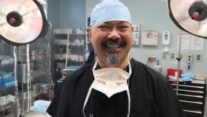 Cirujano cobra con voluntariado sus tratamientos médicos