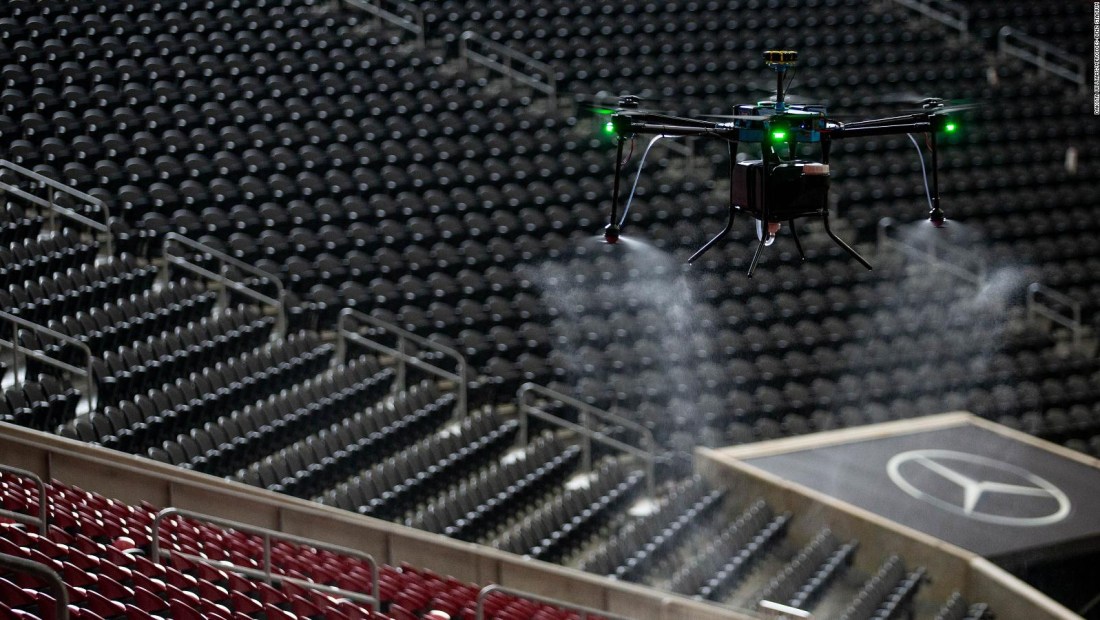 El estadio Mercedes-Benz utiliza drones desinfectantes contra el coronavirus