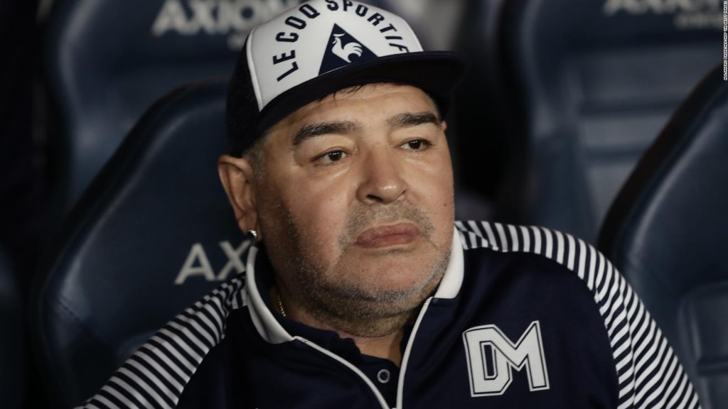 Maradona responde a críticas por su protector facial