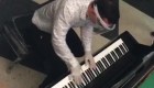 Entró a un hospital a tocar piano para contagiados de covid-19