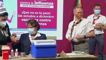 Hugo López-Gatell se vacuna contra la influenza en conferencia de prensa