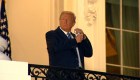 Trump regresa a la Casa Blanca y posa sin mascarilla