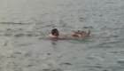 Hombre se lanza al rescate de un ternero que cayó al mar