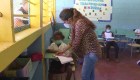 Maestra embarazada sigue dando clases en la pandemia a niños indígenas