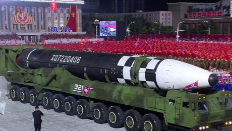 Corea del Norte presenta un nuevo y enorme misil balístico