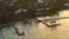 Florida: bote fuera de control se estrella contra muelles