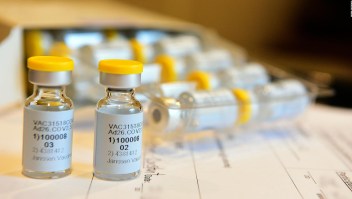 Johnson & Johnson interrumpe ensayos de su vacuna
