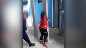 Repudian video de agresión de agente a mujer en Ecuador