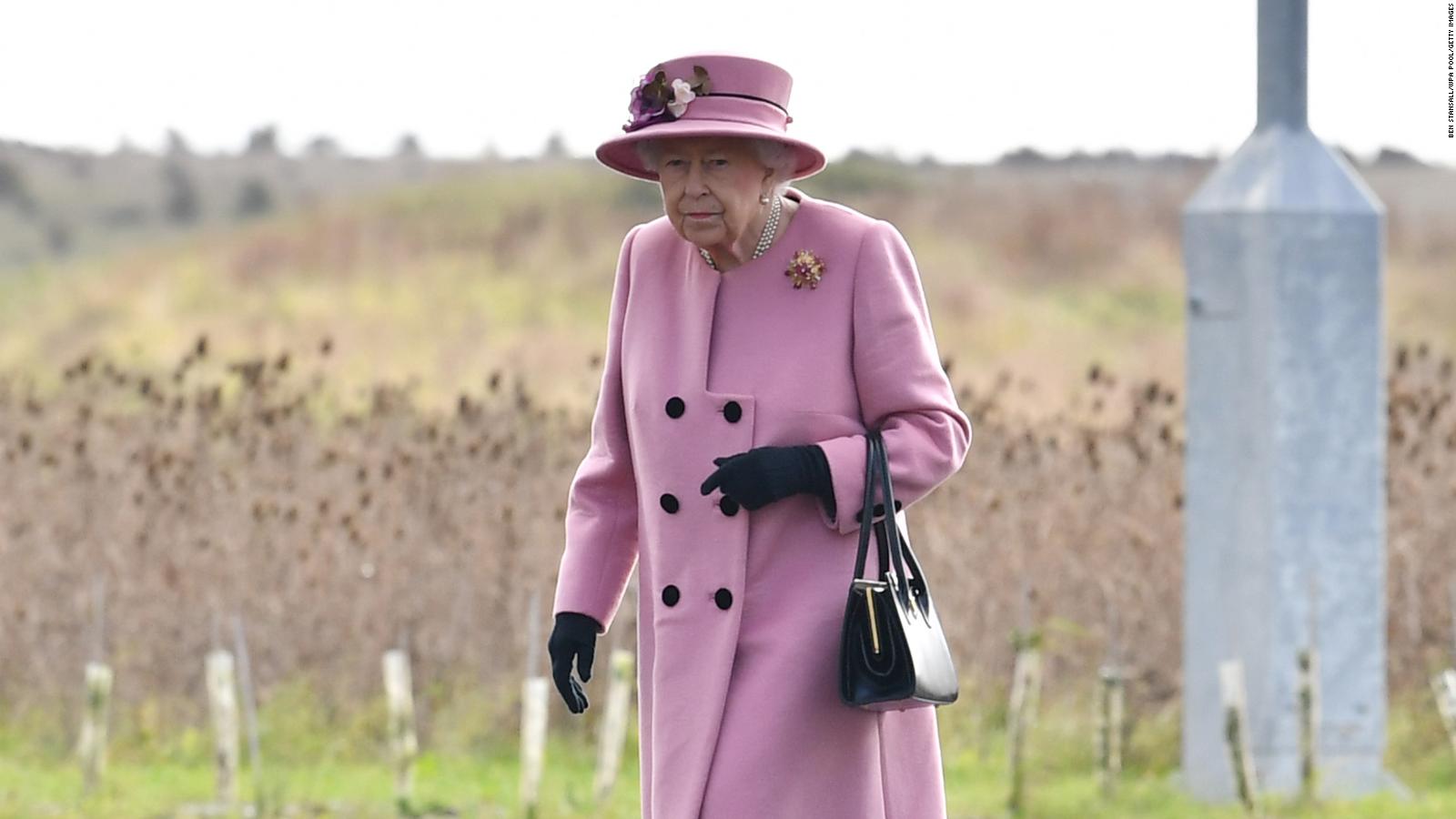 La reina Isabel II se muestra sin mascarilla en público pese a sus 94 años | Video | CNN