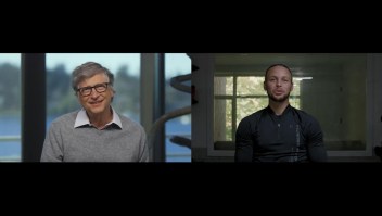 Steph Curry le hace una entrevista de trabajo a Bill Gates