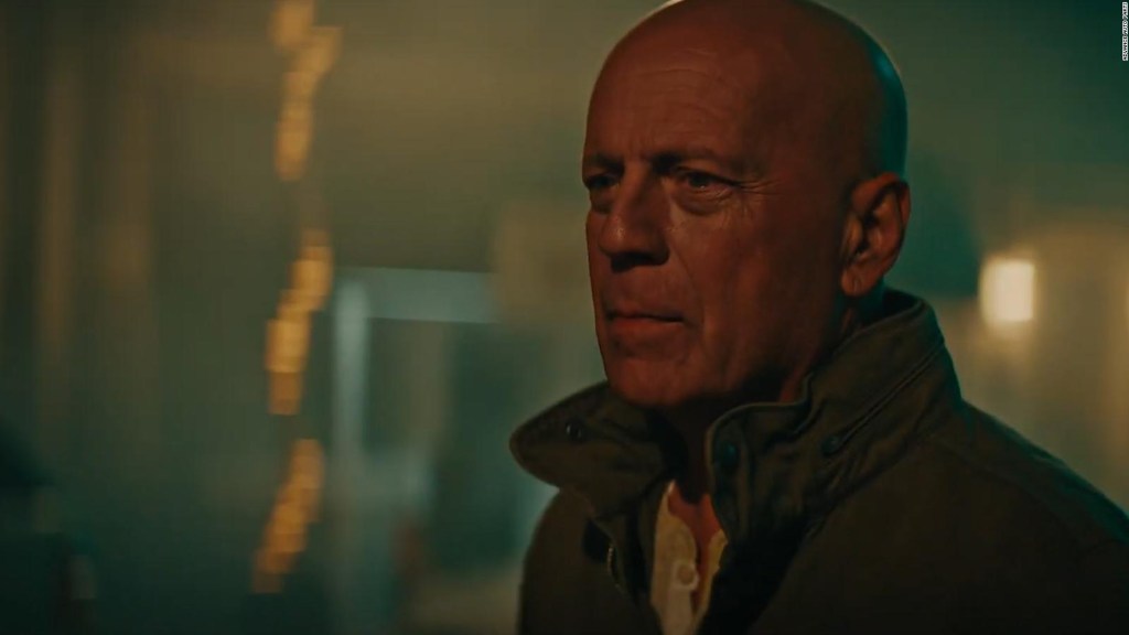 Bruce Willis revive personaje de "Die Hard" en un anuncio