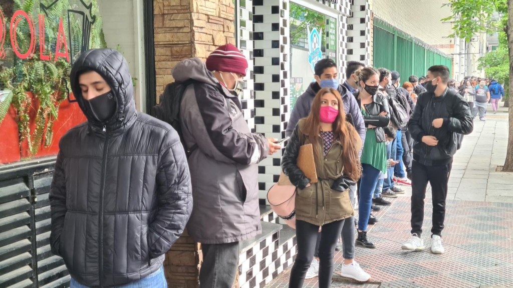 Largas filas para conseguir empleo en pizzería en Buenos Aires