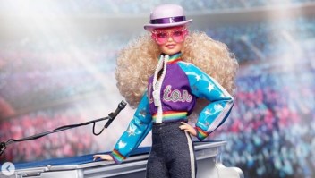 Mattel rinde homenaje a Elton John con nueva Barbie