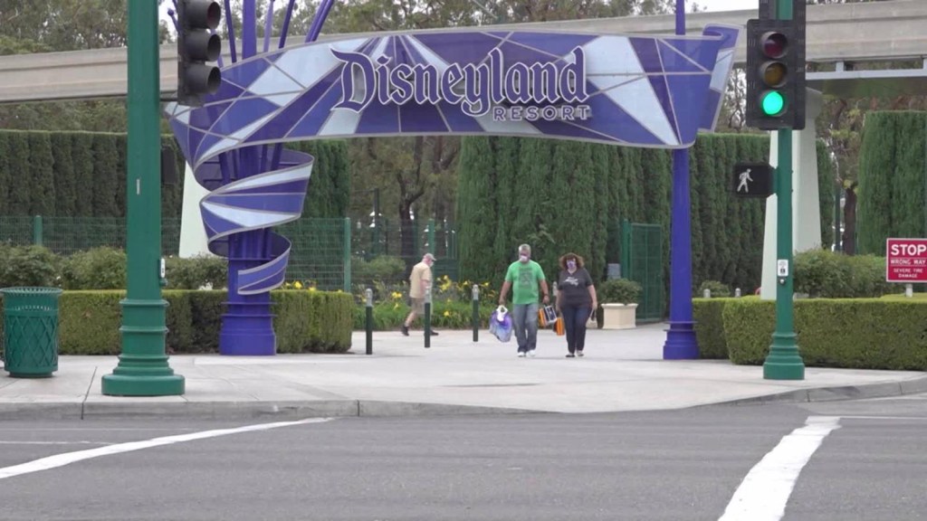 Los efectos del cierre de Disneyland y Knotts Berry Farms
