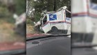Un árbol aplasta camión de correos en EE.UU.