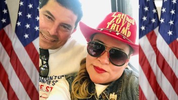 Pareja latina en Arizona apoya a Trump "porque ama el país"