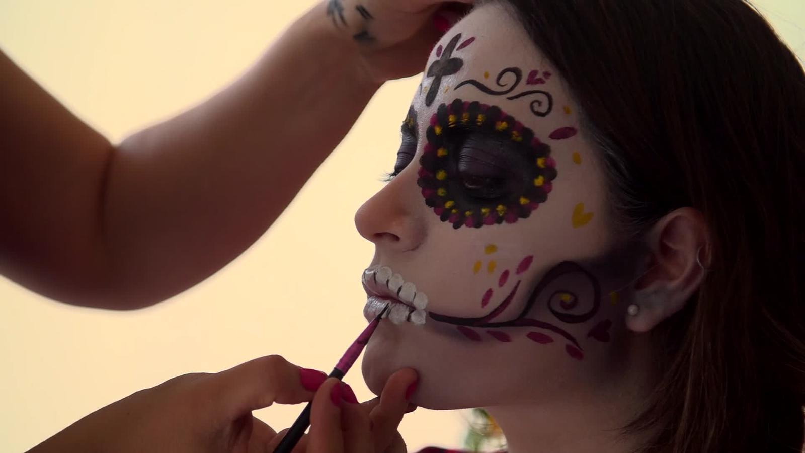 Esto representa el maquillaje de en celebración mexicana
