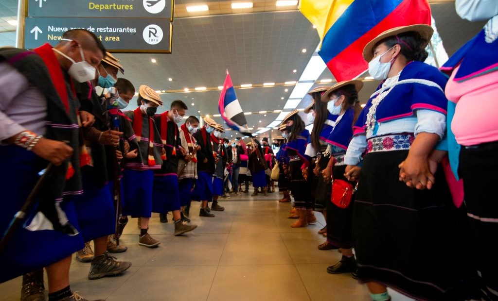 Grupo de indígenas protesta en aeropuerto de Bogotá