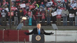 Trump hace un esfuerzo electoral frenético en estados que destacan su negación del Covid