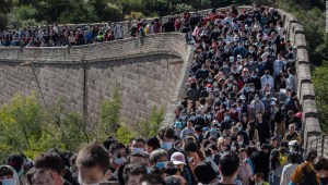 ¿Qué pandemia? Multitudes abarrotan la Gran Muralla China a medida que aumentan los viajes durante la semana de vacaciones