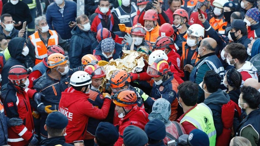 Gadis-gadis diselamatkan 3 hari setelah gempa bumi di Turki