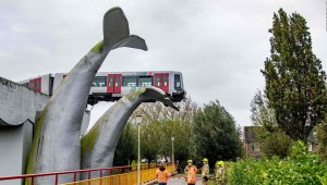 Escultura gigante frena tren que hubiese caído