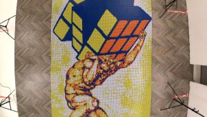 Artista crea mosaico con 6.000 cubos de Rubik