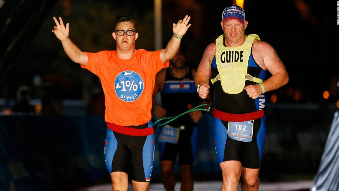 Atleta con síndrome de Down completa un triatlón