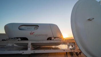 Mira el Virgin Hyperloop completar su primer viaje tripulado