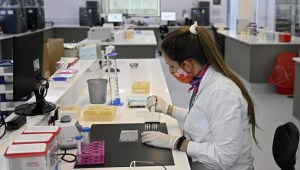 Argentina comprará millones de dosis de vacunas en fase 3