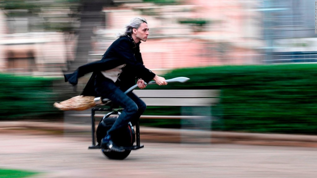 The "flying brooms" conquer the streets of Sao Paulo