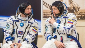 Astronautas rusos realizan importante caminata espacial