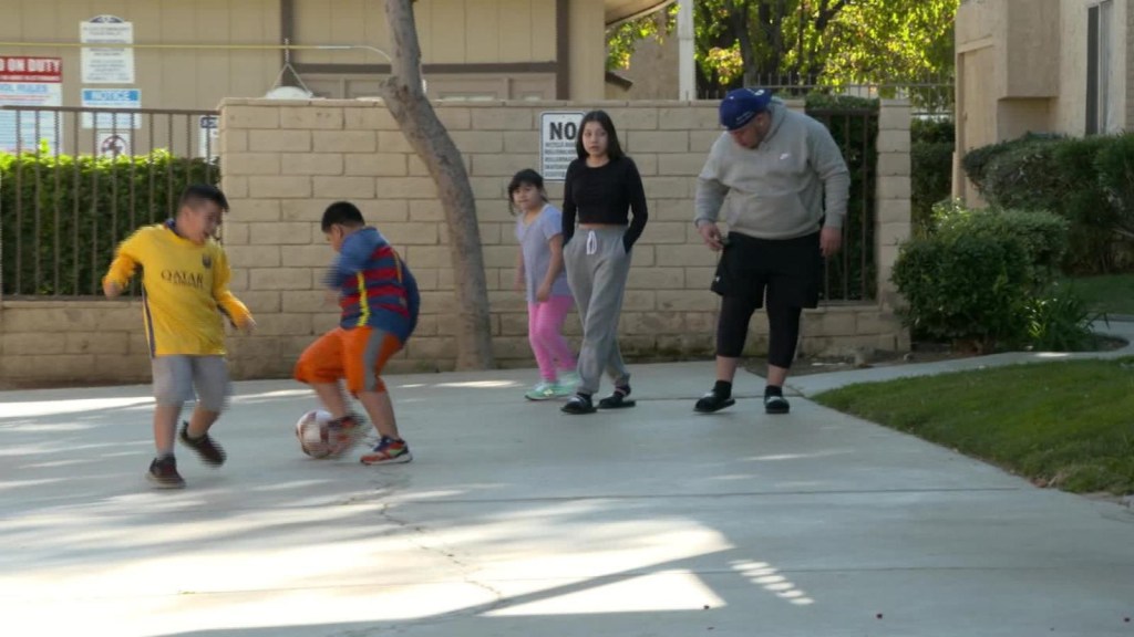 Teen takes care of siblings after mother dies