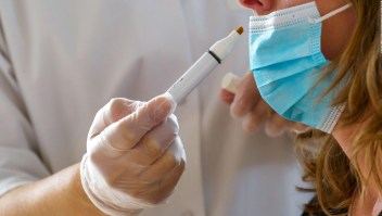 ¿Cómo diferenciar síntomas de una gripe y el covid-19?