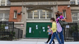 Cierran escuelas de Nueva York por avance del covid-19