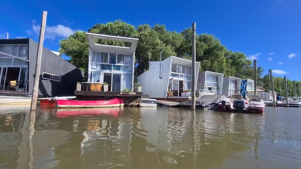 Casas flotantes en Buenos Aires, su diseñador y creador nos muestra su  hogar sobre el Río de la Plata | Video | CNN